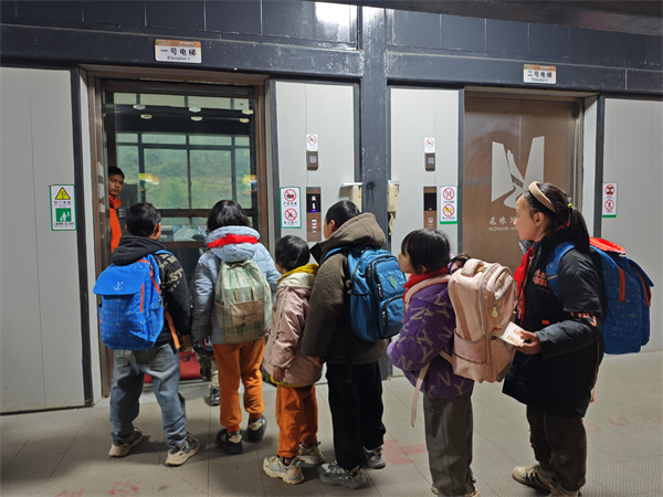 从“飞檐走壁”到“空中校车” 宣威市监督护航学生安全上学路