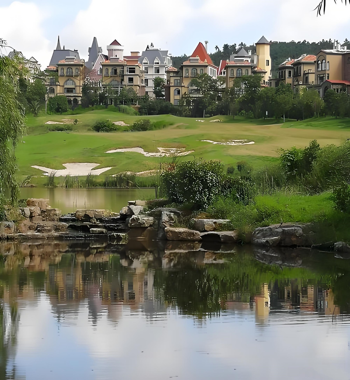 麒麟区金麟湾爱情小镇：爱在花海湖光间的浪漫传奇