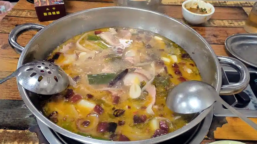 富源酸汤猪脚：一碗山野馈赠的味觉史诗