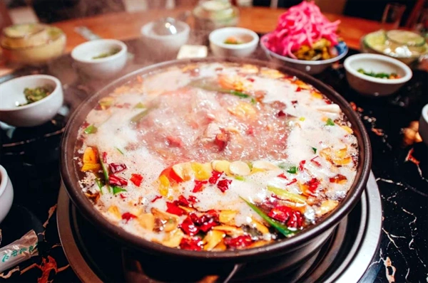 富源酸汤猪脚：一口酸汤里的滇东烟火