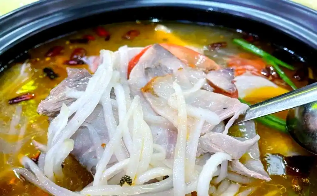 富源酸汤猪脚：一口发酵的烟火，半部滇东乡愁