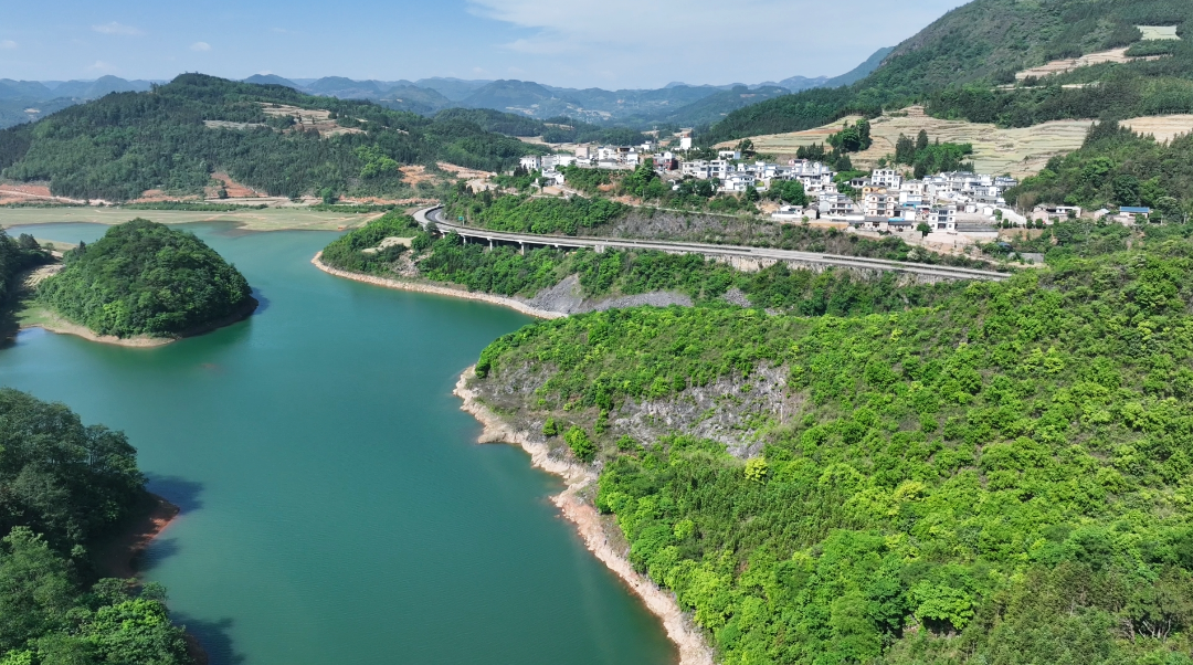 滇东明珠:罗平湾子水库的水韵华章