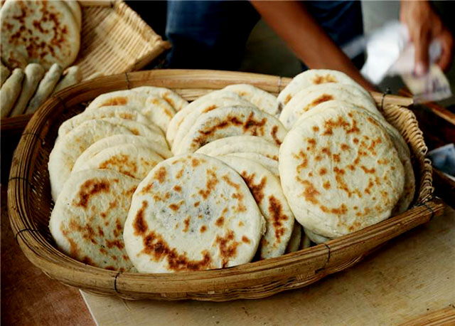 官渡粑粑：一块饼里的昆明记忆与烟火江湖