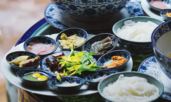 过桥米线：一碗汤里的百年传奇与未来图景