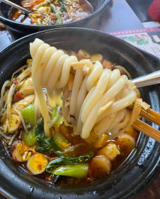 过桥米线：昆明美食的传奇篇章