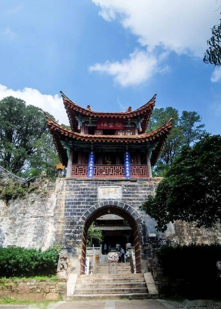 昆明金殿：历史瑰宝与自然奇观的完美融合